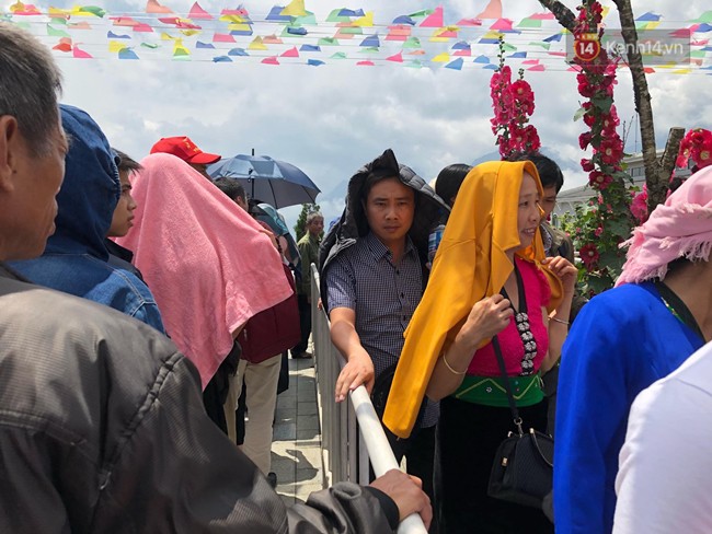 Hàng nghìn người xếp hàng chật kín chờ mua vé cáp treo lên đỉnh Fansipan ngày 30/4